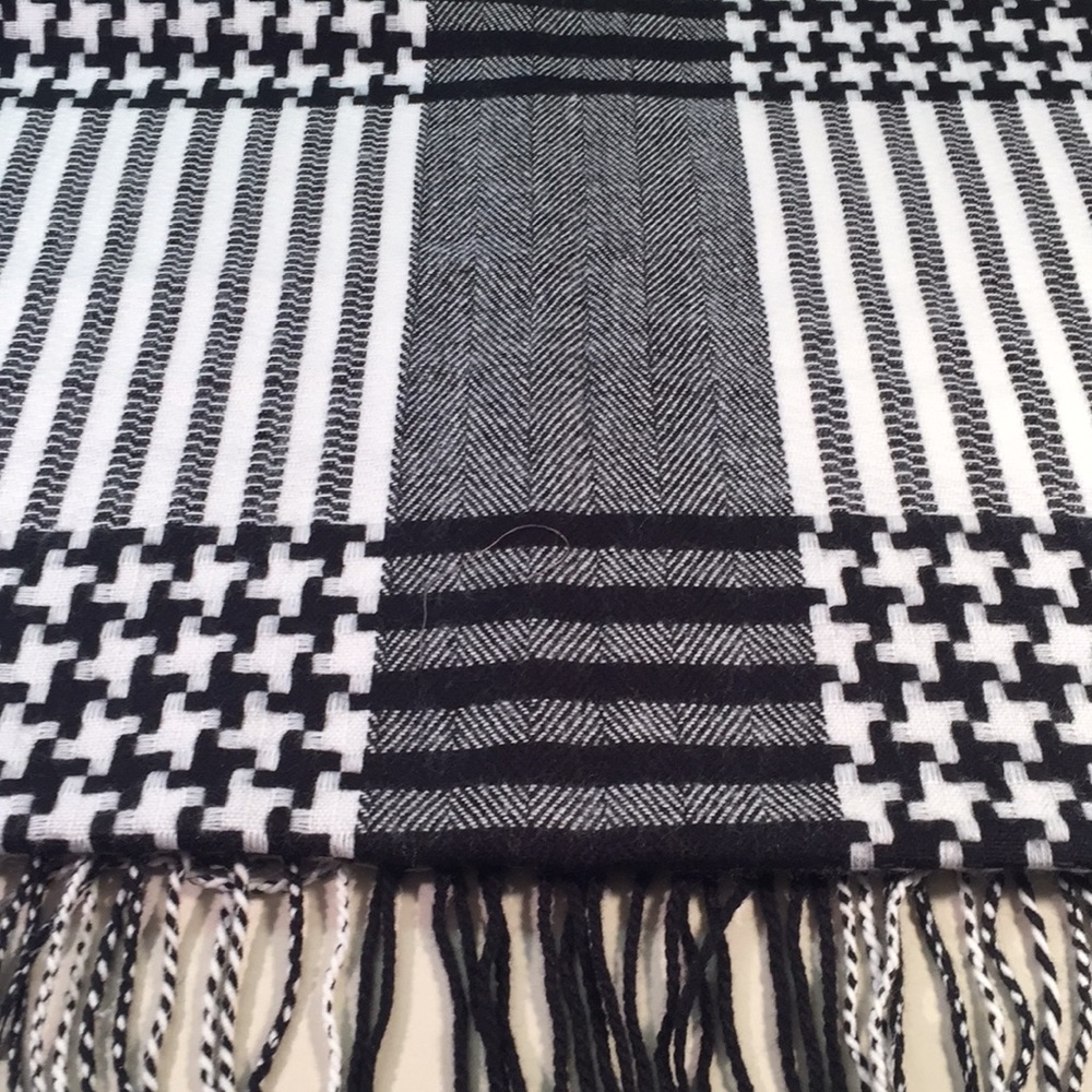 Rectangular black and white scarf!